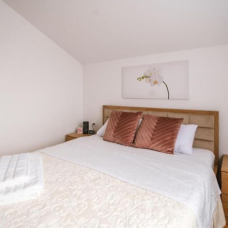 Mikonos Apartman Surčin Exteriör bild